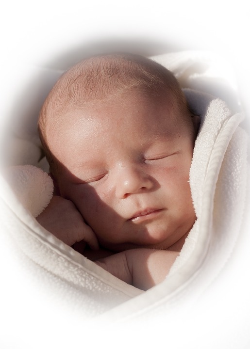 新生儿睡觉头老是歪一边怎么办新生儿睡姿有哪些